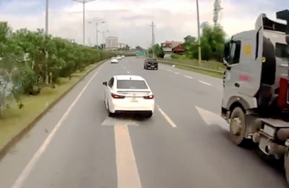 Clip: Lái xe như này thì đừng lên cao tốc kẻo gây hoạ cho người khác và chính mình...
