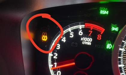 Các bác cho hỏi đèn báo trên đồng hồ xe Corolla Cross thế này là sao?