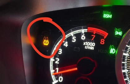 Các bác cho hỏi đèn báo trên đồng hồ xe Corolla Cross thế này là sao?