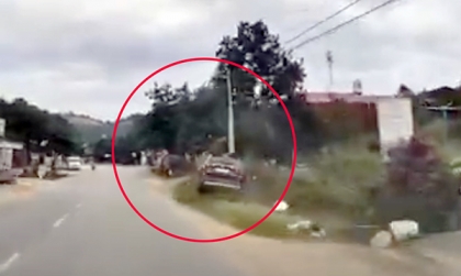 Clip TNGT: Theo các bác, xe xanh phóng tốc độ bao nhiêu để đâm xe tải tan hoang ra thế kia được?
