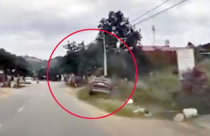 Clip TNGT: Theo các bác, xe xanh phóng tốc độ bao nhiêu để đâm xe tải tan hoang ra thế kia được?