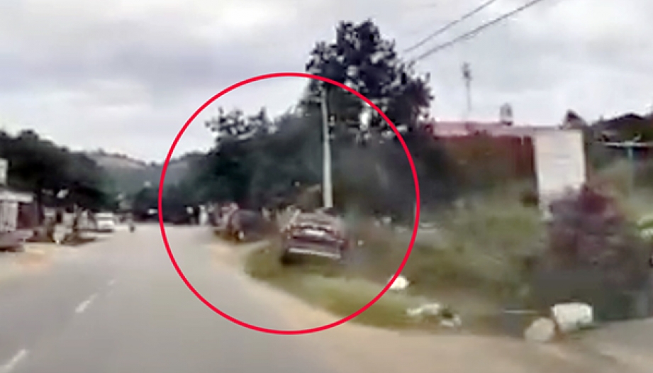 Clip TNGT: Theo các bác, xe xanh phóng tốc độ bao nhiêu để đâm xe tải tan hoang ra thế kia được?
