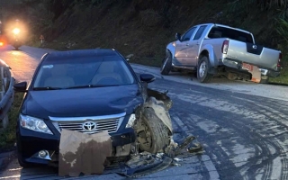 Clip TNGT: Vào cua lấn làn, Nissan Navara đâm gãy gục bánh tước Toyota Camry