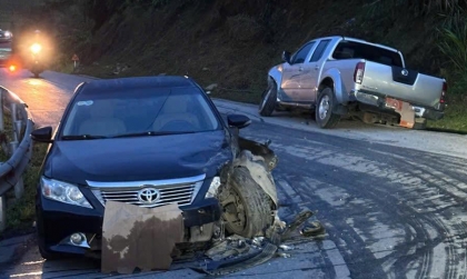 Clip TNGT: Vào cua lấn làn, Nissan Navara đâm gãy gục bánh tước Toyota Camry
