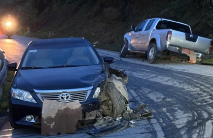 Clip TNGT: Vào cua lấn làn, Nissan Navara đâm gãy gục bánh tước Toyota Camry