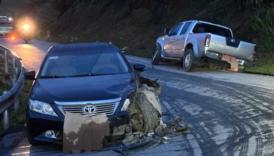 Clip TNGT: Vào cua lấn làn, Nissan Navara đâm gãy gục bánh tước Toyota Camry
