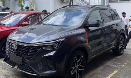 Xe MG RX5 trang bị sẵn bản lề cửa thế này hay do lỗi gì?