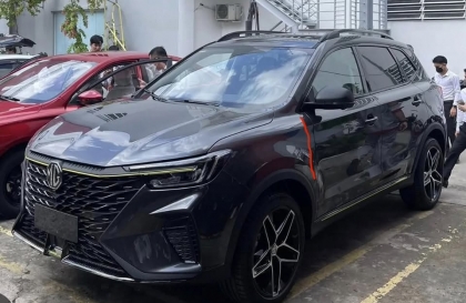 Xe MG RX5 trang bị sẵn bản lề cửa thế này hay do lỗi gì?