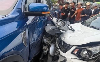 Ảnh TNGT: Xe máy kẹp cứng giữa Ford Ranger và VinFast Fadil