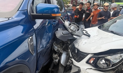 Ảnh TNGT: Xe máy kẹp cứng giữa Ford Ranger và VinFast Fadil