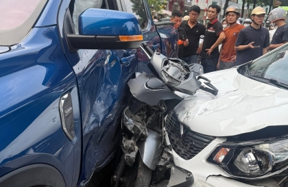 Ảnh TNGT: Xe máy kẹp cứng giữa Ford Ranger và VinFast Fadil