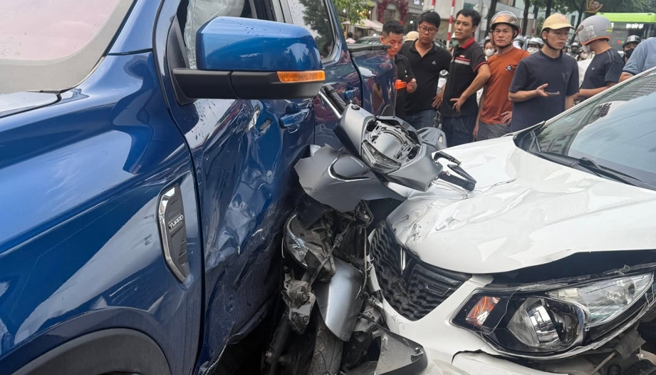 Ảnh TNGT: Xe máy kẹp cứng giữa Ford Ranger và VinFast Fadil