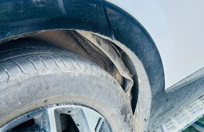 Xe kia sportage bị bong chắn bánh thế này có cách nào xử lý không?