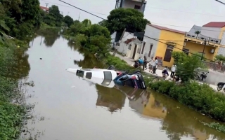 Clip TNGT: Cứu hộ mất phanh, trôi xuống sông kéo theo cả chiếc xe sang Lexus