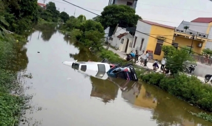 Clip TNGT: Cứu hộ mất phanh, trôi xuống sông kéo theo cả chiếc xe sang Lexus