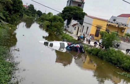 Clip TNGT: Cứu hộ mất phanh, trôi xuống sông kéo theo cả chiếc xe sang Lexus