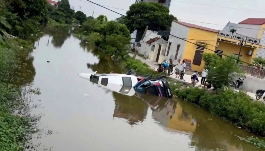 Clip TNGT: Cứu hộ mất phanh, trôi xuống sông kéo theo cả chiếc xe sang Lexus