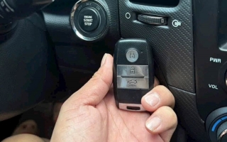 Xe kia cerato em hết pin chìa khóa liên tục là lỗi gì thế các bác?