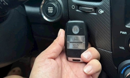 Xe kia cerato em hết pin chìa khóa liên tục là lỗi gì thế các bác?