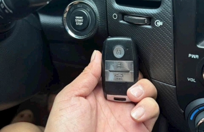 Xe kia cerato em hết pin chìa khóa liên tục là lỗi gì thế các bác?