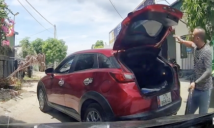 Clip: Lại thêm tài Mazda CX-3 thích đánh bóng chày nhưng lại ít xem MXH