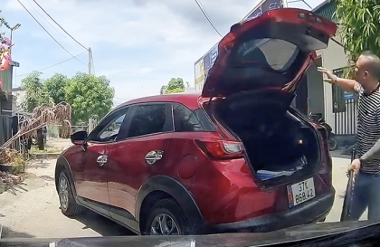 Clip: Lại thêm tài Mazda CX-3 thích đánh bóng chày nhưng lại ít xem MXH