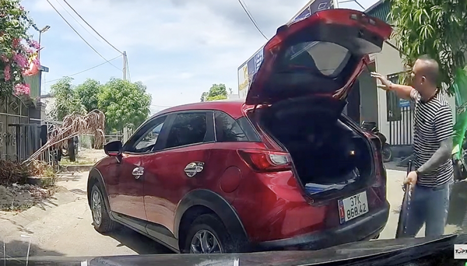 Clip: Lại thêm tài Mazda CX-3 thích đánh bóng chày nhưng lại ít xem MXH