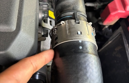 Các bác cho hỏi xe Triton bị xì nhớt chỗ này là thế nào?