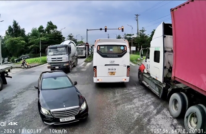 Clip: Có bác nào giải thích giùm ông nhà giàu đi Mercedes làm gì được không?