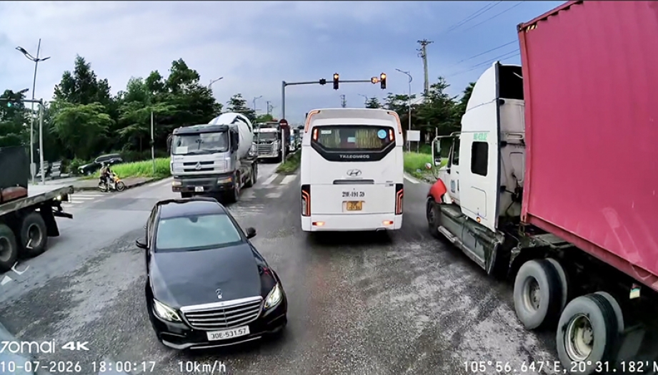 Clip: Có bác nào giải thích giùm ông nhà giàu đi Mercedes làm gì được không?