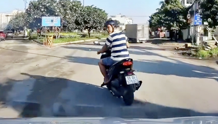 Clip: Không hiểu mấy ông đi xe ra đường hơi tý là đòi 