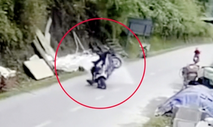 Clip: Thêm vụ đá lở hạ gục người đi xe máy được camera an ninh ghi lại