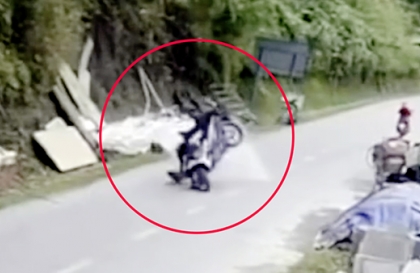 Clip: Thêm vụ đá lở hạ gục người đi xe máy được camera an ninh ghi lại