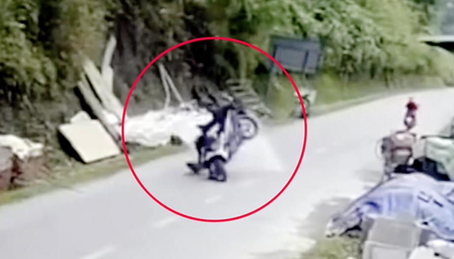 Clip: Thêm vụ đá lở hạ gục người đi xe máy được camera an ninh ghi lại