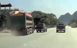 Clip: Kinh hoàng nhìn Howo và bán tải vờn nhau trên đường...