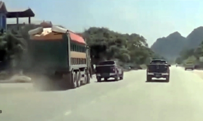 Clip: Kinh hoàng nhìn Howo và bán tải vờn nhau trên đường...