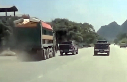 Clip: Kinh hoàng nhìn Howo và bán tải vờn nhau trên đường...
