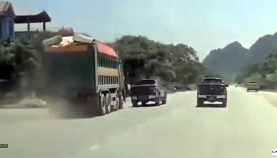 Clip: Kinh hoàng nhìn Howo và bán tải vờn nhau trên đường...