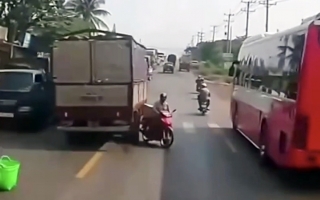 Clip: Theo các bác, tài xế xe tải mở cửa lao về phía sau ĐỂ LÀM GÌ VẬY?