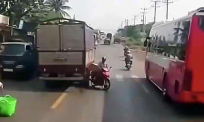 Clip: Theo các bác, tài xế xe tải mở cửa lao về phía sau ĐỂ LÀM GÌ VẬY?