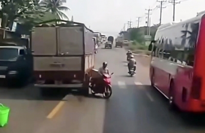 Clip: Theo các bác, tài xế xe tải mở cửa lao về phía sau ĐỂ LÀM GÌ VẬY?