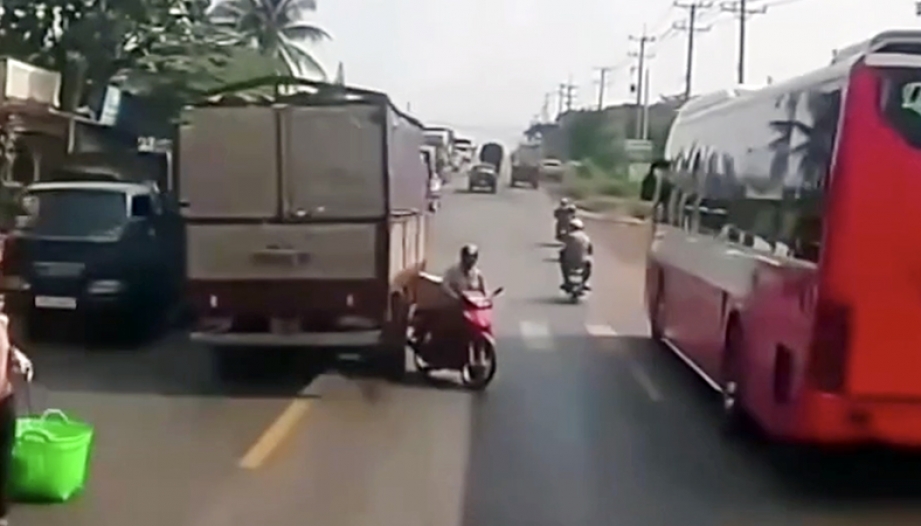 Clip: Theo các bác, tài xế xe tải mở cửa lao về phía sau ĐỂ LÀM GÌ VẬY?
