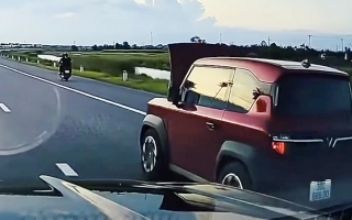 Clip TNGT: Đang đi nắp capô bật lên che kín tầm nhìn, tài xế