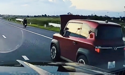 Clip TNGT: Đang đi nắp capô bật lên che kín tầm nhìn, tài xế 