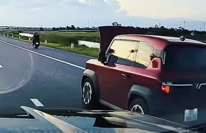 Clip TNGT: Đang đi nắp capô bật lên che kín tầm nhìn, tài xế 
