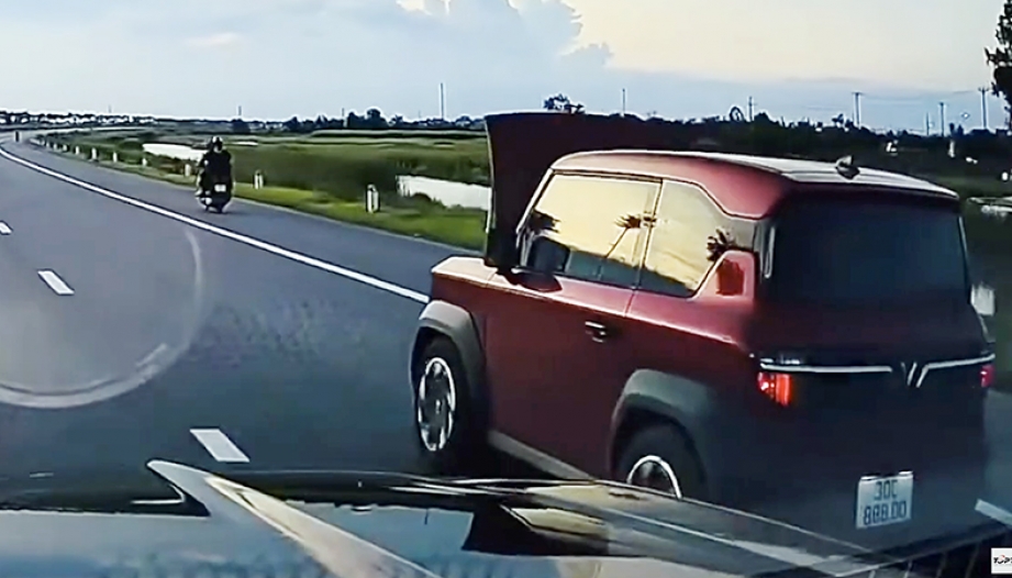 Clip TNGT: Đang đi nắp capô bật lên che kín tầm nhìn, tài xế 