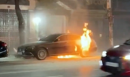  Clip: Mercedes-Benz E-class bốc cháy giữa phố không rõ nguyên nhân