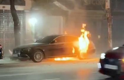Clip: Mercedes-Benz E-class bốc cháy giữa phố không rõ nguyên nhân