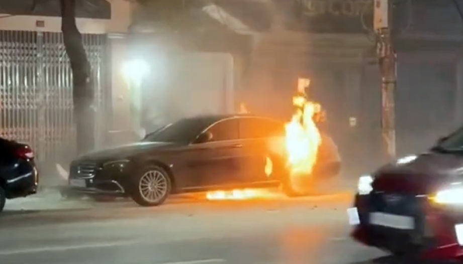  Clip: Mercedes-Benz E-class bốc cháy giữa phố không rõ nguyên nhân