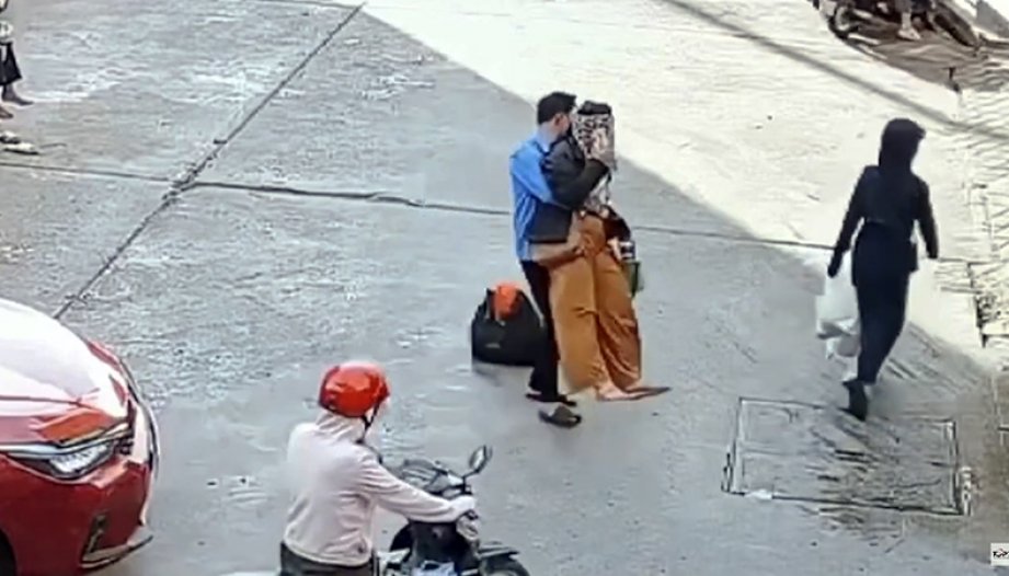 Clip: Gấu nhà bác nào, ra bê về này..., tắc hết đường bây giờ